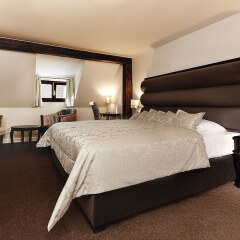 Отель Hoffmeister&Spa сейф в номере