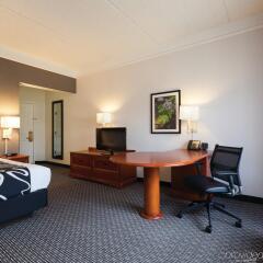 Отель La Quinta Inn & Suites Dallas North Central удобства в номере