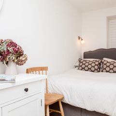 Отель Stylish 2 Bedroom Garden Apartment in Notting Hill Великобритания, Лондон - отзывы, цены и фото номеров - забронировать отель Stylish 2 Bedroom Garden Apartment in Notting Hill онлайн комната для гостей фото 4