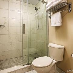 Отель Best Western Plus Montreal Downtown- Hotel Europa Канада, Монреаль - отзывы, цены и фото номеров - забронировать отель Best Western Plus Montreal Downtown- Hotel Europa онлайн ванная
