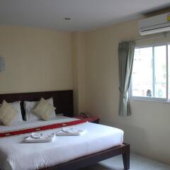 Отель Patong Palm Guesthouse комната для гостей фото 2