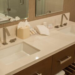 Отель Hilton Garden Inn Los Angeles Montebello Монтебелло ванная фото 2