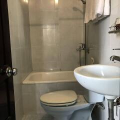 Отель Hong Thien Backpackers Hotel Вьетнам, Хюэ - отзывы, цены и фото номеров - забронировать отель Hong Thien Backpackers Hotel онлайн ванная фото 2