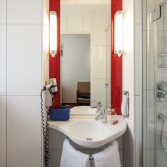 Отель ibis Nürnberg Hauptbahnhof Германия, Нюрнберг - 1 отзыв об отеле, цены и фото номеров - забронировать отель ibis Nürnberg Hauptbahnhof онлайн ванная
