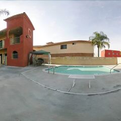 Отель Lynwood Century Freeway Travelodge Линвуд бассейн