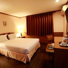 Отель Travel Lodge Suriwongse - Adult Only Бангкок комната для гостей фото 2