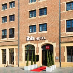 Отель Ibis Off Grand Place Брюссель вид на фасад