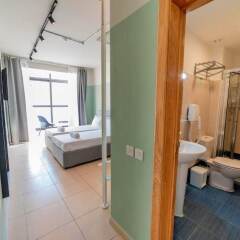 Отель Euro Guest House Мальта, Гзира - отзывы, цены и фото номеров - забронировать отель Euro Guest House онлайн ванная