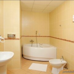 Отель Kolonna Hotel Brigita Латвия, Рига - 12 отзывов об отеле, цены и фото номеров - забронировать отель Kolonna Hotel Brigita онлайн ванная