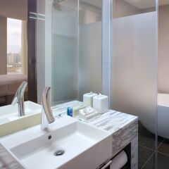 Отель Aloft Seoul Gangnam ванная