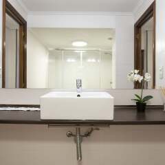Отель Zubieta by Forever Rentals. 4 Bedroom Apartment. Wifi. Groups. 80m. Beach Испания, Сан-Себастьян - отзывы, цены и фото номеров - забронировать отель Zubieta by Forever Rentals. 4 Bedroom Apartment. Wifi. Groups. 80m. Beach онлайн ванная фото 3