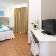 Отель Hostal Adelino удобства в номере