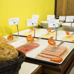 Отель Five Reasons Hotel & Hostel Германия, Нюрнберг - 1 отзыв об отеле, цены и фото номеров - забронировать отель Five Reasons Hotel & Hostel онлайн питание фото 2