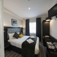 Отель St Georges Inn Victoria сейф в номере