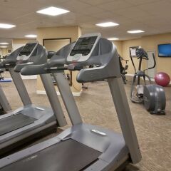 Отель Arlington Court Suites Hotel США, Арлингтон - отзывы, цены и фото номеров - забронировать отель Arlington Court Suites Hotel онлайн фитнесс-зал фото 2