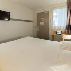 Отель B&B Hôtel Auxerre Bourgogne сейф в номере