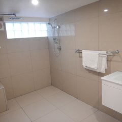 Spacious 2-Storey Home By The Bay: Sleeps 12 in Brisbane, Australia from 338$, photos, reviews - zenhotels.com bathroom