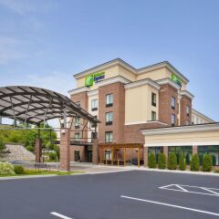 Отель Holiday Inn Express & Suites Geneva Finger Lakes парковка