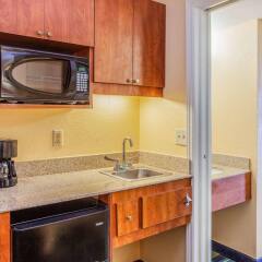Отель Comfort Inn and Suites Resort Cocoa Beach США, Какао-Бич - отзывы, цены и фото номеров - забронировать отель Comfort Inn and Suites Resort Cocoa Beach онлайн удобства в номере фото 2