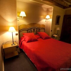 Отель De La Tulipe Париж сейф в номере