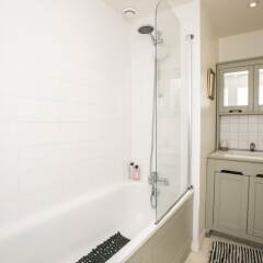 Отель 1 Bedroom Flat Near Hampstead Heath ванная