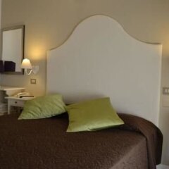 Hotel Ermeti Риччоне сейф в номере
