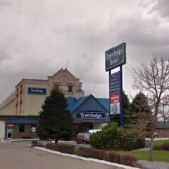 Отель Travelodge Calgary Macleod Trail Канада, Калгари - отзывы, цены и фото номеров - забронировать отель Travelodge Calgary Macleod Trail онлайн вид на фасад