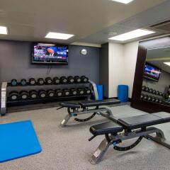 DoubleTree by Hilton Hotel Alana - Waikiki Beach фитнесс-зал фото 3