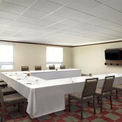Отель Four Points by Sheraton Calgary Airport фото 3