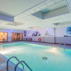 Отель Travelodge by Wyndham Hotel & Convention Centre Quebec City Канада, Квебек - отзывы, цены и фото номеров - забронировать отель Travelodge by Wyndham Hotel & Convention Centre Quebec City онлайн бассейн фото 2