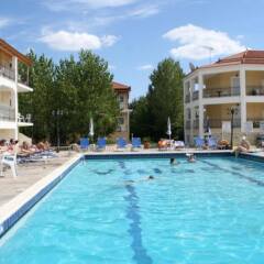 Апартаменты Village Inn Studios & Family Apartments бассейн