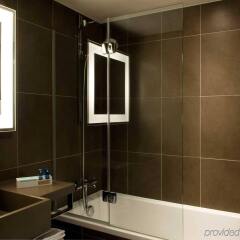 Отель Novotel London West ванная фото 2