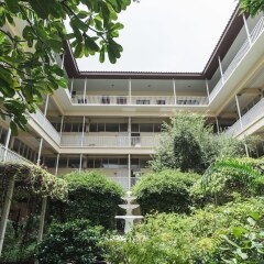 Отель Feung Nakorn Balcony Rooms And Cafe Бангкок вид на фасад