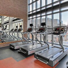 Отель Nice 1BR w/ Pool + Gym South Capitol фитнесс-зал