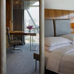 Отель Andaz Capital Gate Abu Dhabi – a concept by Hyatt комната для гостей