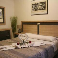 Отель Hostal San Isidro Мадрид сейф в номере