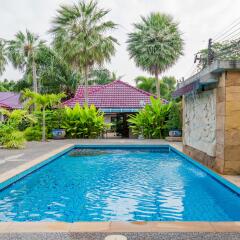 Отель Tananza Resort and Homestay Phuket бассейн