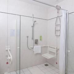 Отель Holiday Inn Munich-Unterhaching Германия, Унтерхахинг - 7 отзывов об отеле, цены и фото номеров - забронировать отель Holiday Inn Munich-Unterhaching онлайн ванная фото 2