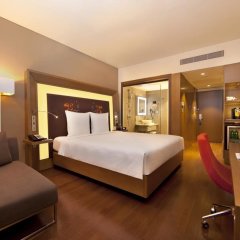 Отель Novotel Bengaluru Outer Ring Road Индия, Бангалор - отзывы, цены и фото номеров - забронировать отель Novotel Bengaluru Outer Ring Road онлайн комната для гостей фото 5