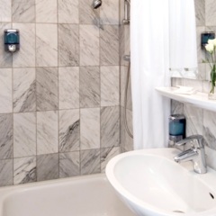 Отель Monopol Hotel Германия, Дюссельдорф - 8 отзывов об отеле, цены и фото номеров - забронировать отель Monopol Hotel онлайн ванная фото 2