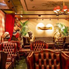 Collector's Victory Hotel развлечения