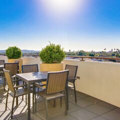 Отель Global Luxury Suites at Wilshire США, Лос-Анджелес - отзывы, цены и фото номеров - забронировать отель Global Luxury Suites at Wilshire онлайн балкон