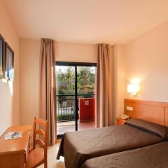 Отель Fuengirola Beach Apartamentos Turisticos Испания, Фуэнхирола - 2 отзыва об отеле, цены и фото номеров - забронировать отель Fuengirola Beach Apartamentos Turisticos онлайн комната для гостей фото 4