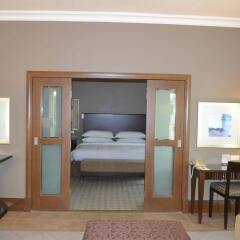 Отель Sheraton Khalidiya Hotel ОАЭ, Абу-Даби - 8 отзывов об отеле, цены и фото номеров - забронировать отель Sheraton Khalidiya Hotel онлайн комната для гостей фото 5