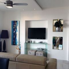 Апартаменты Luxury Seafront Apartment With Pool комната для гостей фото 5