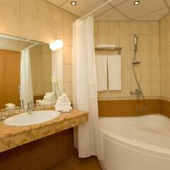 Отель Doubletree by Hilton Hotel Varna - Golden Sands Болгария, Золотые пески - 4 отзыва об отеле, цены и фото номеров - забронировать отель Doubletree by Hilton Hotel Varna - Golden Sands онлайн ванная фото 2