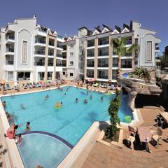 Epic Hotel & Apartments бассейн