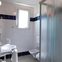 Отель Residence Divina Италия, Римини - отзывы, цены и фото номеров - забронировать отель Residence Divina онлайн ванная фото 2