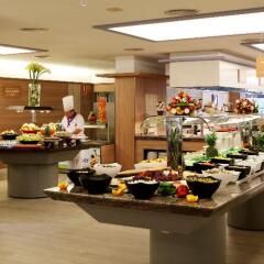Отель Golden Avenida Suites питание фото 3