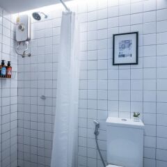 Liveitup Chitlom Hostel Бангкок ванная